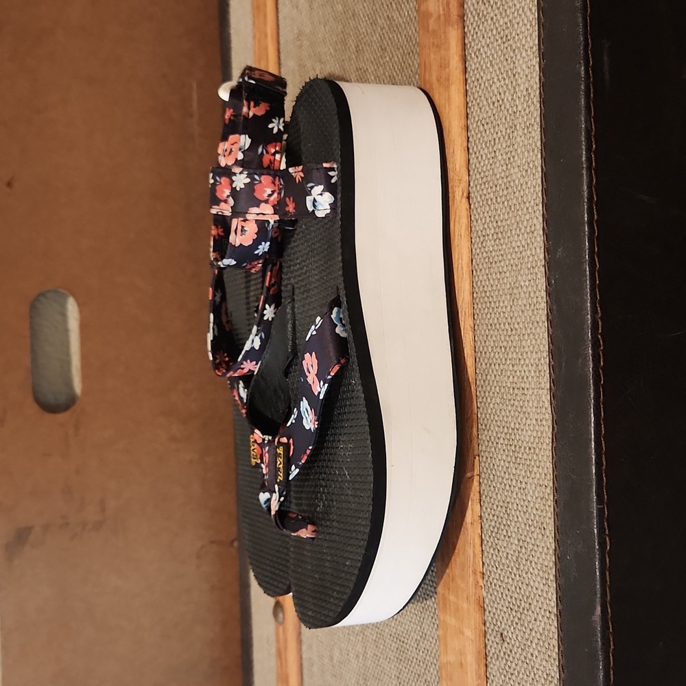 Teva sandles - Picture 2 of 8